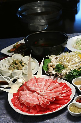 포토 JPG 그릇 접시 채소 떡 생고기 육류 사람없음 버섯 소고기 냄비 국수 만두 쑥갓 샤브샤브 숙주나물 일본음식 국내포토 식기 음식 식재료 면류 솥 나물 파일형식 주방용품 생활용품 오브젝트