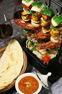 포토 JPG 그릇 접시 빵 채소 와인잔 양파 피망 잔 새우 사람없음 컵 바구니 와인 꼬치 구이 반죽 밀가루 인도음식 카레 꼬치구이 꼬치요리 동남아음식 토르티야 국내포토 식기 음식 술잔 주류 갑각류 요리 가루 동양음식 파일형식