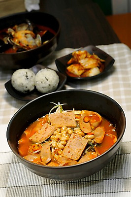 포토 JPG 그릇 접시 한식 음식 식탁 밥 김치 콩 사람없음 아웃포커스 식탁보 대접 소시지 주먹밥 부대찌개 국내포토 식기 탁자 곡류 촬영기법 가공식품 찌개 파일형식