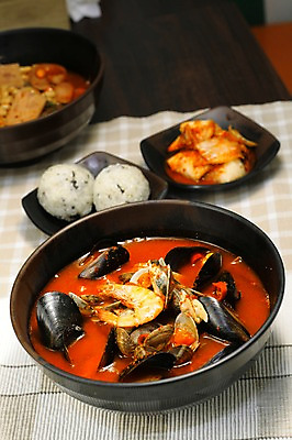 포토 JPG 그릇 접시 한식 음식 밥 조개 김치 새우 사람없음 아웃포커스 해물요리 대접 해산물 탕 홍합 주먹밥 홍합탕 국내포토 식기 어패류 촬영기법 갑각류 파일형식