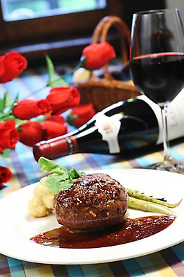 포토 JPG 식물 그릇 접시 꽃 음식 와인잔 잔 서양음식 육류 스테이크 사람없음 아웃포커스 컵 장미 와인 와인병 아스파라거스 크로켓 함박스테이크 국내포토 식기 채소 술잔 식재료 병_용기 주류 촬영기법 튀김 파일형식