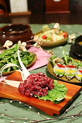 포토 JPG 그릇 접시 꽃 음식 채소 생고기 육류 사람없음 아웃포커스 소고기 회 항아리 상추 육회 국내포토 식물 식기 식재료 촬영기법 도자기 파일형식