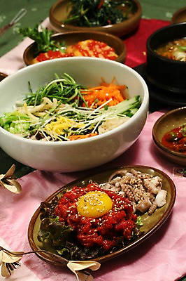 포토 JPG 그릇 접시 채소 오이 생고기 육류 사람없음 아웃포커스 계란 당근 소고기 회 상추 비빔밥 무순 낙지 육회 날계란 국내포토 식기 한식 음식 식재료 연체동물 뿌리채소 촬영기법 알 수중동물 새싹채소 파일형식