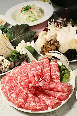 포토 JPG 그릇 접시 채소 떡 생고기 육류 사람없음 버섯 샐러드 소고기 국수 양송이 팽이버섯 샤브샤브 일본음식 국내포토 식기 음식 식재료 면류 파일형식