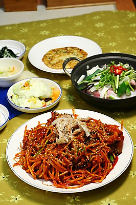 포토 JPG 그릇 접시 한식 채소 실내 사람없음 샐러드 해물요리 냄비 전 해산물 콩나물 부침개 물김치 해물탕 아귀 아귀찜 국내포토 식기 음식 김치 내부 수중동물 솥 찜 나물 파일형식