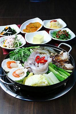 포토 JPG 그릇 접시 한식 음식 채소 반찬 조개 김치 새우 사람없음 아웃포커스 샐러드 해물요리 꽃게 게 가스레인지 냄비 전 해산물 배추 탕 부침개 가리비 파 쑥갓 낙지 해물탕 백김치 김치전 낙지전골 국내포토 식기 어패류 연체동물 촬영기법 갑각류 수중동물 가전제품 레인지 솥 전골 파일형식