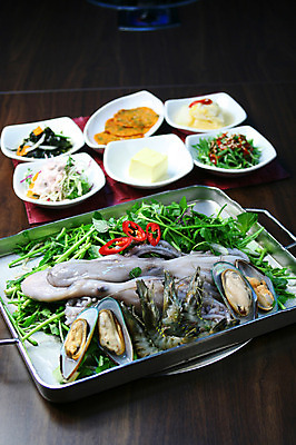 포토 JPG 그릇 접시 한식 고추 반찬 조개 새우 사람없음 아웃포커스 샐러드 해물요리 해산물 철판 홍합 부침개 낙지 계란찜 미나리 김치전 철판요리 해물철판볶음 국내포토 식기 음식 채소 어패류 연체동물 촬영기법 갑각류 수중동물 계란요리 전 찜 볶음 파일형식