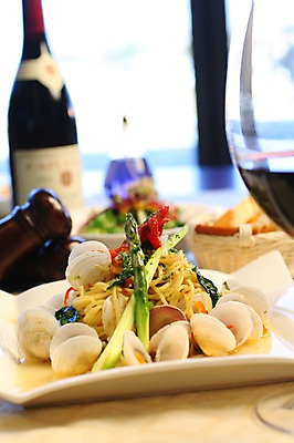 포토 JPG 그릇 접시 음식 채소 와인잔 조개 파스타 서양음식 스파게티 사람없음 아웃포커스 와인 면류 면 병 와인병 아스파라거스 봉골레 봉골레스파게티 봉골레파스타 국내포토 식기 술잔 병_용기 어패류 주류 촬영기법 파일형식