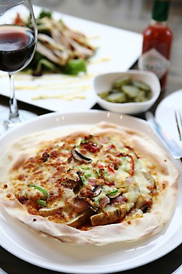 포토 JPG 그릇 접시 음식 포크 와인잔 잔 피자 서양음식 사람없음 아웃포커스 컵 와인 샐러드 나이프 피클 타바스코소스 국내포토 식기 술잔 주류 패스트푸드 촬영기법 소스_음식 칼 절임 파일형식