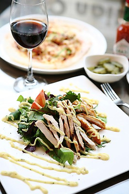 포토 JPG 그릇 접시 음식 포크 채소 와인잔 잔 피자 서양음식 육류 사람없음 아웃포커스 컵 와인 치킨 닭고기 샐러드 피클 치킨샐러드 타바스코소스 국내포토 식기 술잔 식재료 주류 패스트푸드 촬영기법 소스_음식 닭고기요리 절임 파일형식