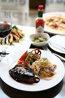 포토 JPG 그릇 접시 음식 포크 채소 와인잔 잔 파스타 서양음식 스파게티 육류 스테이크 사람없음 아웃포커스 컵 와인 소고기 면류 면 나이프 피클 연근 타바스코소스 국내포토 식기 술잔 식재료 주류 촬영기법 소스_음식 칼 절임 파일형식