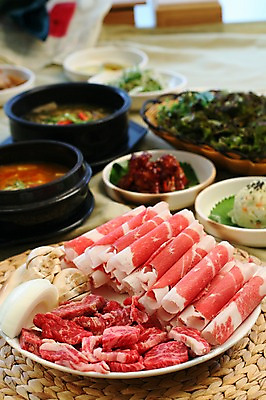 포토 JPG 그릇 접시 채소 식재료 반찬 양파 생고기 사람없음 아웃포커스 버섯 소고기 상추 쌈 게장 차돌박이 국내포토 식기 한식 음식 촬영기법 육류 게요리 파일형식