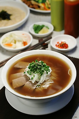 포토 JPG 그릇 접시 음식 채소 젓가락 양파 육류 사람없음 아웃포커스 대접 면류 면 국수 양념통 파 육수 동남아음식 베트남음식 쌀국수 국내포토 식기 식재료 촬영기법 수저 통 양념 파일형식