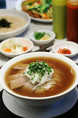 포토 JPG 그릇 접시 음식 채소 양파 육류 사람없음 아웃포커스 대접 면류 면 국수 양념통 파 육수 동남아음식 베트남음식 쌀국수 국내포토 식기 식재료 촬영기법 통 양념 파일형식