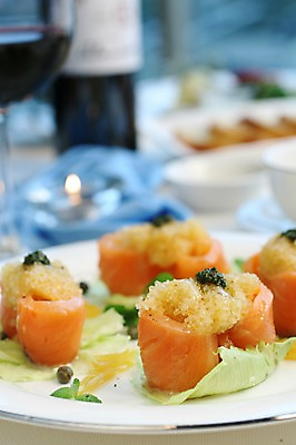 포토 JPG 그릇 접시 음식 와인잔 어류 사람없음 아웃포커스 장식 와인 초밥 회 양상추 와인병 생선요리 연어 날치알 연어샐러드 연어회 일본음식 국내포토 식기 채소 술잔 병_용기 주류 촬영기법 알 수중동물 샐러드 생선회 파일형식