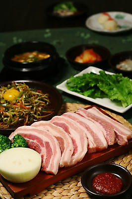 포토 JPG 그릇 접시 채소 식재료 반찬 양파 김치 생고기 돼지고기 사람없음 아웃포커스 상추 브로콜리 뚝배기 삼겹살 쌈장 나무도마 날계란 파무침 국내포토 식기 한식 음식 도마 촬영기법 육류 목재 계란 양념 무침 파일형식