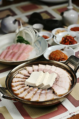 포토 JPG 그릇 접시 한식 음식 주전자 김치 잔 육류 돼지고기 어류 사람없음 아웃포커스 컵 생선회 냄비 두부 삼합 수육 홍어 홍어회 홍탁삼합 국내포토 식기 식재료 주방용품 촬영기법 수중동물 회 솥 파일형식