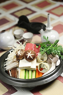 포토 JPG 한식 음식 채소 호박 주전자 잔 사람없음 아웃포커스 컵 버섯 당근 소고기 냄비 탕 만두 두부 팽이버섯 전골 쑥갓 만두전골 국내포토 식기 주방용품 뿌리채소 촬영기법 육류 솥 파일형식