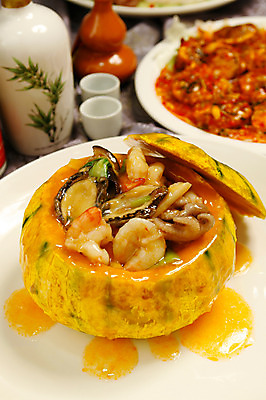 포토 JPG 그릇 접시 음식 호박 술병 잔 새우 사람없음 아웃포커스 컵 중식 해물요리 해산물 전복 주꾸미 해물찜 제철음식 국내포토 식기 채소 병_용기 어패류 연체동물 주류 촬영기법 갑각류 수중동물 찜 제철 파일형식