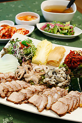 포토 JPG 그릇 접시 한식 음식 김치 육류 돼지고기 사람없음 샐러드 굴 국자 보쌈 물김치 육수 굴보쌈 무생절이 배추잎 수육 주꾸미 제철음식 국내포토 식기 식재료 주방용품 어패류 연체동물 수중동물 배추 제철 파일형식