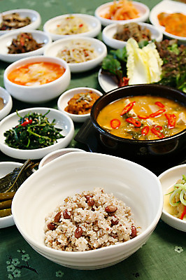 포토 JPG 그릇 접시 한식 음식 채소 밥 반찬 김치 사람없음 아웃포커스 대접 상추 찌개 된장찌개 배추 뚝배기 나물 깻잎 콩나물 쌈장 물김치 한정식 보리밥 잡곡밥 국내포토 식기 촬영기법 양념 정식 파일형식