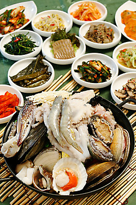 포토 JPG 그릇 접시 한식 음식 채소 고추 반찬 조개 김치 새우 사람없음 버섯 해물요리 꽃게 게 냄비 해산물 탕 나물 깻잎 대나무발 팽이버섯 콩나물 전복 가리비 낙지 해물탕 파김치 묵 국내포토 식기 어패류 연체동물 갑각류 수중동물 솥 파일형식