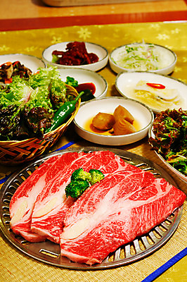 포토 JPG 그릇 접시 채소 식재료 고추 반찬 양파 김치 생고기 육류 사람없음 샐러드 소고기 상추 브로콜리 구이 돗자리 쌈 불판 백김치 게장 등심 양파초절임 국내포토 식기 한식 음식 게요리 절임 파일형식