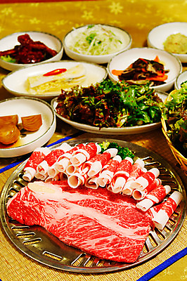 포토 JPG 그릇 접시 음식 채소 식재료 반찬 양파 김치 생고기 육류 사람없음 소고기 상추 구이 돗자리 쌈 나물 불판 백김치 겉절이 등심 양파초절임 차돌박이 국내포토 식기 한식 절임 파일형식