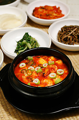 포토 JPG 그릇 접시 한식 음식 채소 반찬 김치 새우 사람없음 아웃포커스 돗자리 뚝배기 나물 두부 파 순두부 순두부찌개 국내포토 식기 촬영기법 갑각류 찌개 파일형식