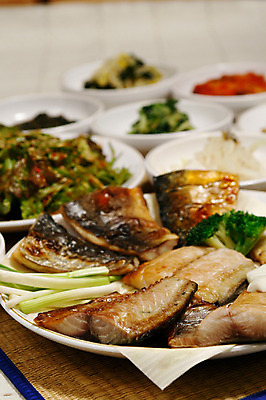 포토 JPG 그릇 접시 한식 음식 채소 반찬 어류 사람없음 아웃포커스 브로콜리 구이 생선요리 생선구이 파 겉절이 국내포토 식기 김치 촬영기법 수중동물 파일형식