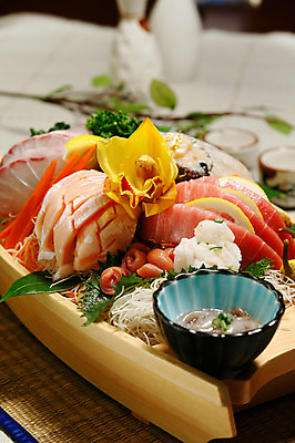 포토 JPG 그릇 접시 꽃 음식 술병 잔 어류 사람없음 아웃포커스 장식 컵 초밥 생선회 회 개불 일본음식 국내포토 식물 식기 병_용기 주류 촬영기법 수중동물 해물 파일형식