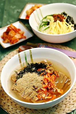 포토 JPG 그릇 접시 한식 음식 젓가락 김치 오이 사람없음 아웃포커스 계란 숟가락 대접 면류 면 김 깍두기 국수 깨 냄비받침 지단 묵 김가루 도토리묵 묵국수 국내포토 식기 채소 식재료 촬영기법 수저 알 고명 조미료 해조류 김_해조류 가루 받침대 파일형식