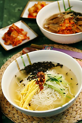 포토 JPG 그릇 접시 한식 음식 젓가락 김치 오이 사람없음 아웃포커스 계란 대접 면류 면 김 깍두기 국수 냄비받침 지단 묵 김가루 도토리묵 잔치국수 국내포토 식기 채소 촬영기법 수저 알 고명 해조류 김_해조류 가루 받침대 파일형식