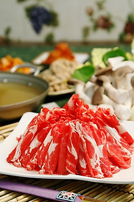 포토 JPG 그릇 접시 채소 생고기 육류 사람없음 아웃포커스 버섯 소고기 냄비 샤브샤브 육수 일본음식 국내포토 식기 음식 식재료 촬영기법 솥 파일형식 주방용품 생활용품 오브젝트