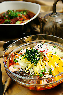 포토 JPG 그릇 음식 채소 오렌지 주전자 잔 새우 사람없음 아웃포커스 컵 중식 계란 얼음 대접 무 무순 파 지단 냉채 국내포토 자연요소 식기 과일 주방용품 뿌리채소 촬영기법 갑각류 알 고명 새싹채소 파일형식