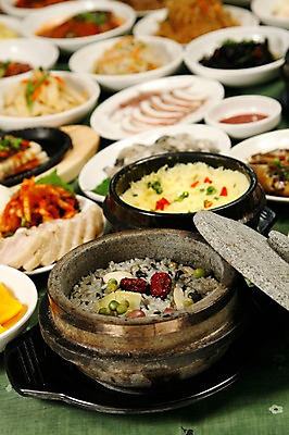 포토 JPG 그릇 접시 한식 음식 밥 반찬 콩 육류 사람없음 아웃포커스 어묵 뚝배기 오징어 대추 정식 한정식 돌솥 영양돌솥밥 영양밥 국내포토 식기 식재료 곡류 연체동물 촬영기법 수중동물 돌솥밥 파일형식