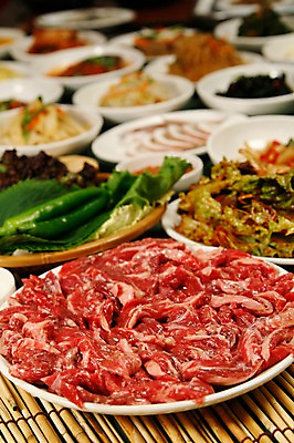 포토 JPG 그릇 접시 음식 채소 식재료 고추 반찬 생고기 육류 사람없음 아웃포커스 소고기 상추 오징어 쌈 깻잎 겉절이 국내포토 식기 김치 연체동물 촬영기법 수중동물 파일형식