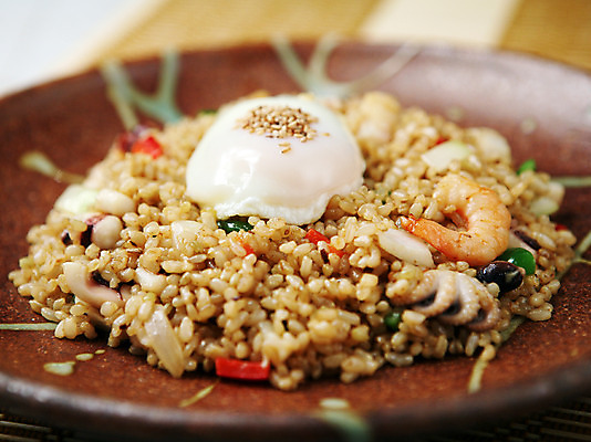 포토 JPG 그릇 접시 음식 밥 새우 근접촬영 사람없음 아웃포커스 계란 해물요리 해산물 깨 볶음밥 주꾸미 해물볶음밥 일본음식 제철음식 국내포토 식기 뷰포인트 식재료 연체동물 촬영기법 갑각류 알 수중동물 조미료 제철 파일형식