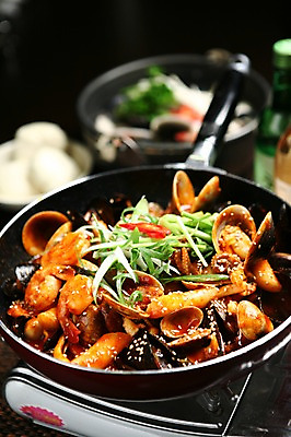 포토 JPG 음식 채소 고추 조개 새우 떡 사람없음 아웃포커스 해물요리 양념 냄비 버너 해산물 볶음 파 주꾸미 해물볶음 일본음식 제철음식 국내포토 어패류 연체동물 촬영기법 갑각류 수중동물 솥 제철 파일형식