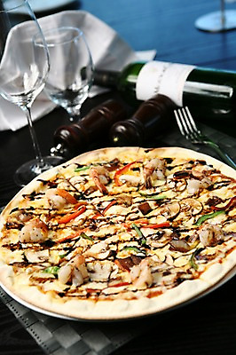 포토 JPG 그릇 접시 음식 포크 와인잔 새우 피자 서양음식 사람없음 아웃포커스 와인 버섯 병 와인병 양념통 토핑 국내포토 식기 술잔 병_용기 주류 패스트푸드 촬영기법 통 갑각류 양념 파일형식