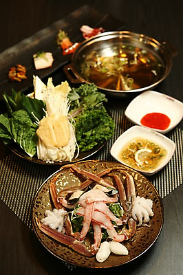 포토 JPG 그릇 접시 음식 채소 사람없음 아웃포커스 버섯 해물요리 꽃게 게 냄비 해산물 배추 팽이버섯 샤브샤브 육수 유부 주꾸미 해물샤브샤브 일본음식 제철음식 국내포토 식기 연체동물 촬영기법 갑각류 수중동물 솥 제철 파일형식