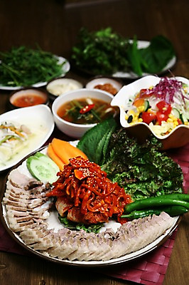 포토 JPG 그릇 접시 한식 고추 오이 마늘 돼지고기 사람없음 아웃포커스 당근 샐러드 상추 깻잎 보쌈 쌈장 물김치 무생절이 새우젓 수육 쌈채소 국내포토 식기 음식 채소 김치 뿌리채소 촬영기법 육류 양념 젓갈 파일형식