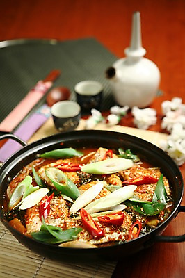 포토 JPG 꽃 한식 채소 젓가락 고추 주전자 잔 수저 사람없음 아웃포커스 컵 숟가락 해물요리 냄비 해산물 생선요리 파 갈치 갈치조림 생선조림 국내포토 식물 식기 음식 주방용품 촬영기법 어류 솥 조림 파일형식