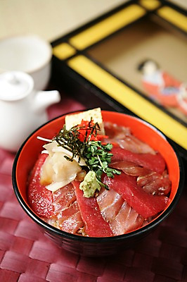 포토 JPG 그릇 접시 음식 잔 어류 사람없음 아웃포커스 컵 생선회 회 대접 김 고추냉이 머스터드 덮밥 양념통 무순 김가루 돈부리 회덮밥 일본음식 국내포토 식기 촬영기법 통 수중동물 양념 소스_음식 해조류 김_해조류 가루 새싹채소 파일형식