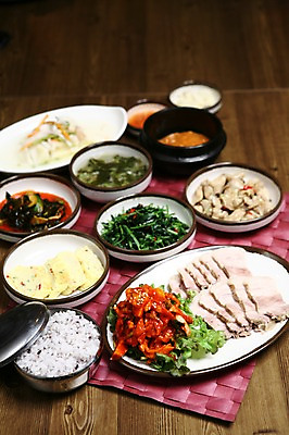 포토 JPG 그릇 접시 한식 밥 반찬 마늘 돼지고기 사람없음 아웃포커스 버섯 상추 찌개 뚝배기 나물 보쌈 쌈장 밥그릇 한정식 계란말이 무생절이 수육 국내포토 식기 음식 채소 촬영기법 육류 양념 계란요리 정식 파일형식