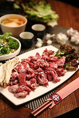 포토 JPG 그릇 접시 꽃 음식 채소 식재료 젓가락 잔 생고기 육류 사람없음 아웃포커스 컵 버섯 소고기 상추 쌈 팽이버섯 물김치 국내포토 식물 식기 김치 촬영기법 수저 파일형식