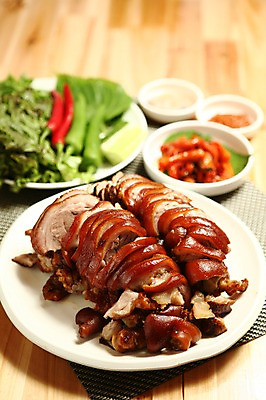 포토 JPG 그릇 접시 한식 음식 고추 오이 돼지고기 사람없음 아웃포커스 상추 깻잎 쌈장 족발 새우젓 쌈채소 테이블매트 나무배경 국내포토 식기 백그라운드 채소 촬영기법 육류 식탁보 양념 젓갈 파일형식