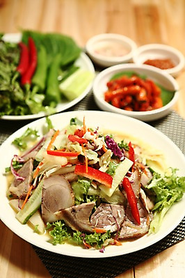 포토 JPG 그릇 접시 한식 채소 고추 반찬 오이 돼지고기 사람없음 아웃포커스 상추 깻잎 쌈장 족발 냉채 냉채족발 새우젓 쌈채소 테이블매트 국내포토 식기 음식 촬영기법 육류 식탁보 양념 젓갈 파일형식