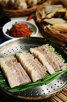 포토 JPG 그릇 접시 한식 채소 육류 돼지고기 사람없음 아웃포커스 광주리 보쌈 부추 찜기 무생절이 수육 쌈채소 국내포토 식기 음식 식재료 주방용품 촬영기법 바구니 파일형식