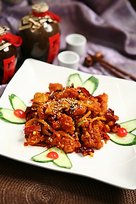 포토 JPG 그릇 접시 음식 채소 젓가락 방울토마토 술병 오이 잔 육류 사람없음 아웃포커스 장식 컵 중식 튀김 양념 병 깐풍기 국내포토 식기 토마토 식재료 병_용기 주류 촬영기법 수저 파일형식